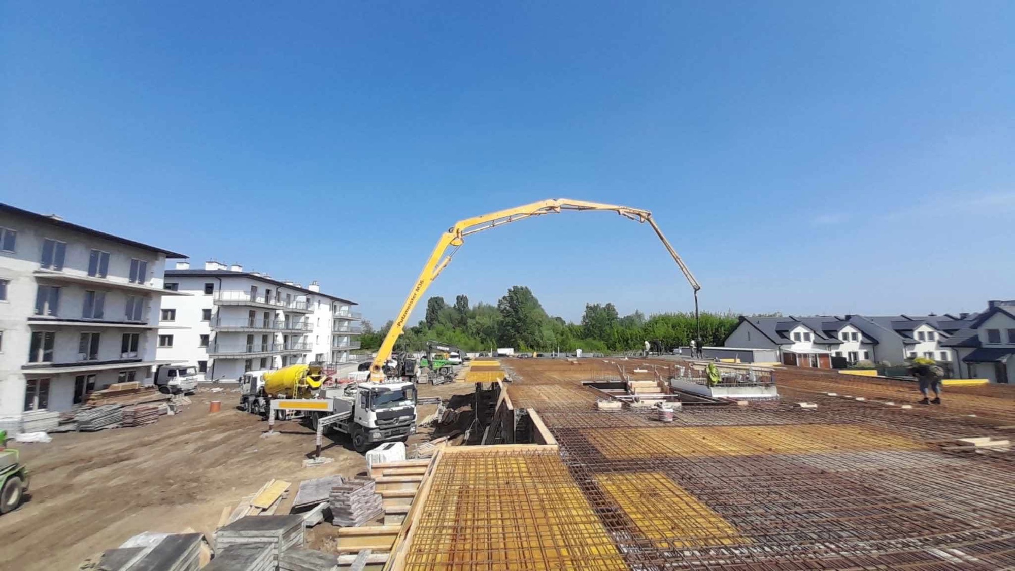 Pompa Putzmeister M36 nad zbrojeniem płyty na osiedlu mieszkaniowym