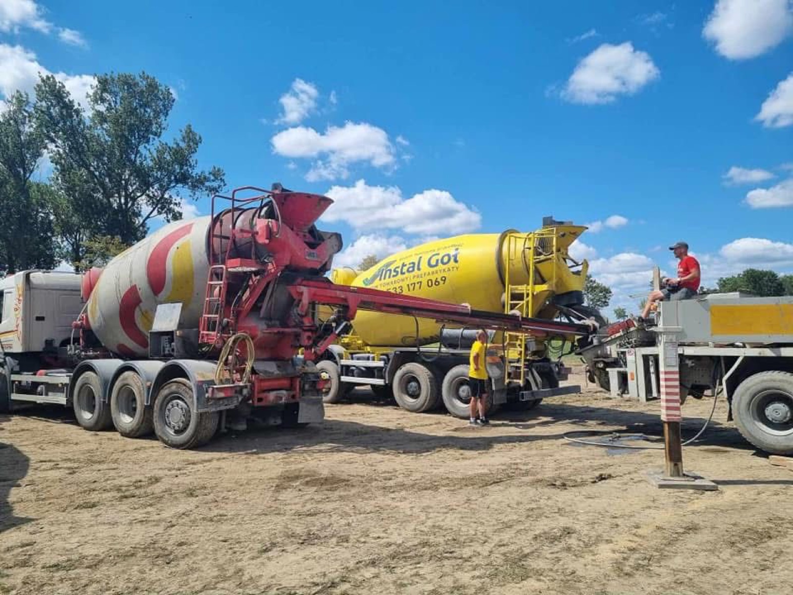 Betonomieszarki INSTAL-GOŁ z ekipą na placu