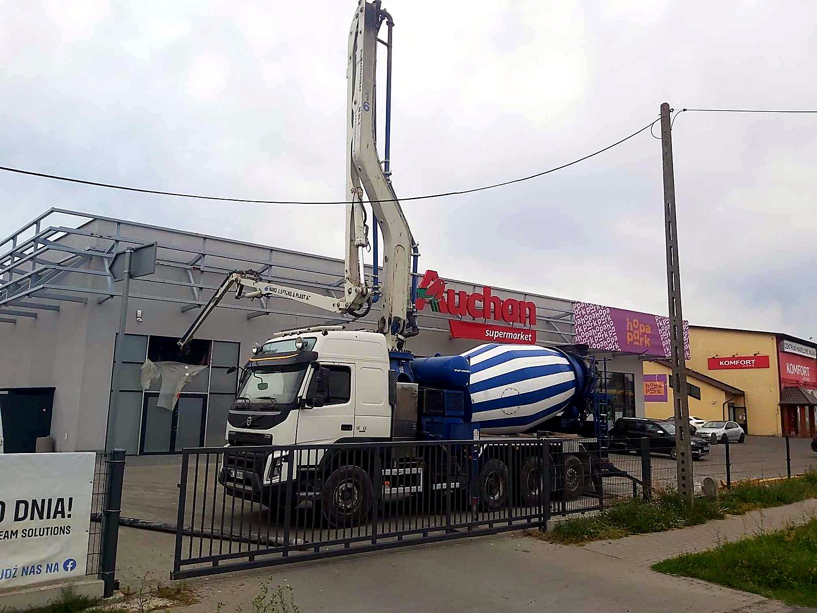 Pompo-gruszka podaje beton ponad dachem hali handlowej