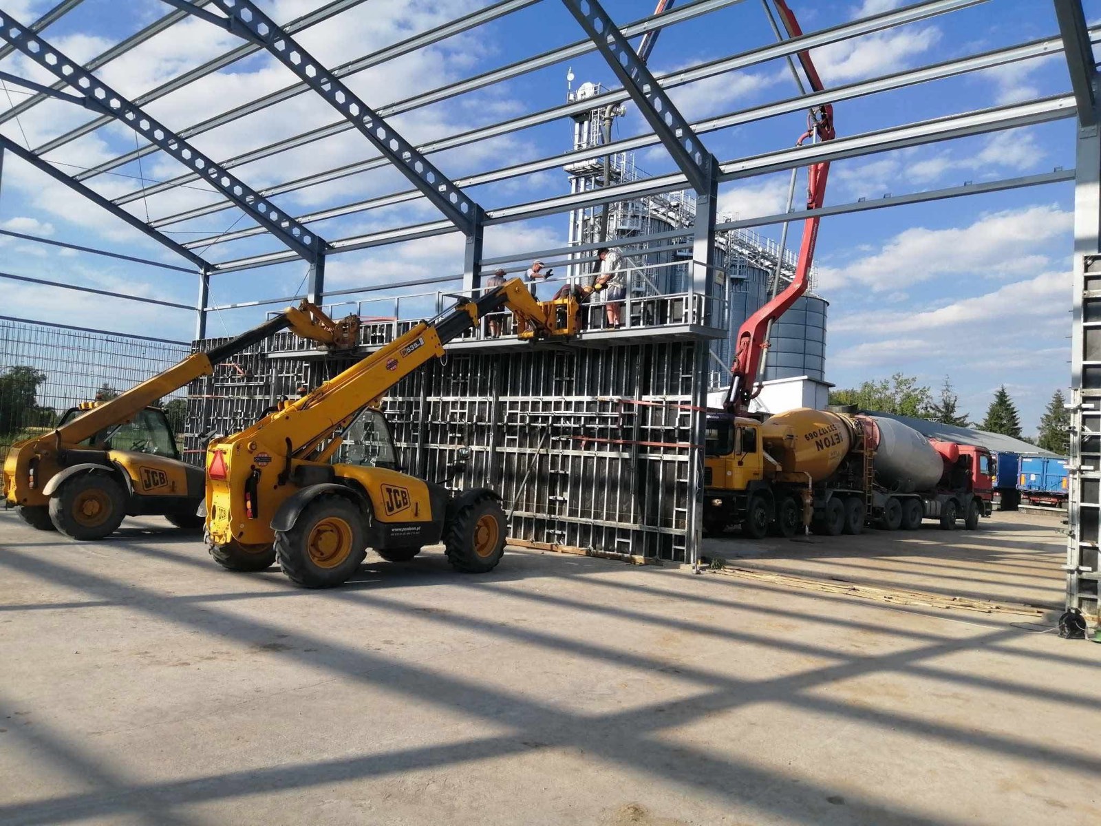 Hala stalowa z betonową posadzką