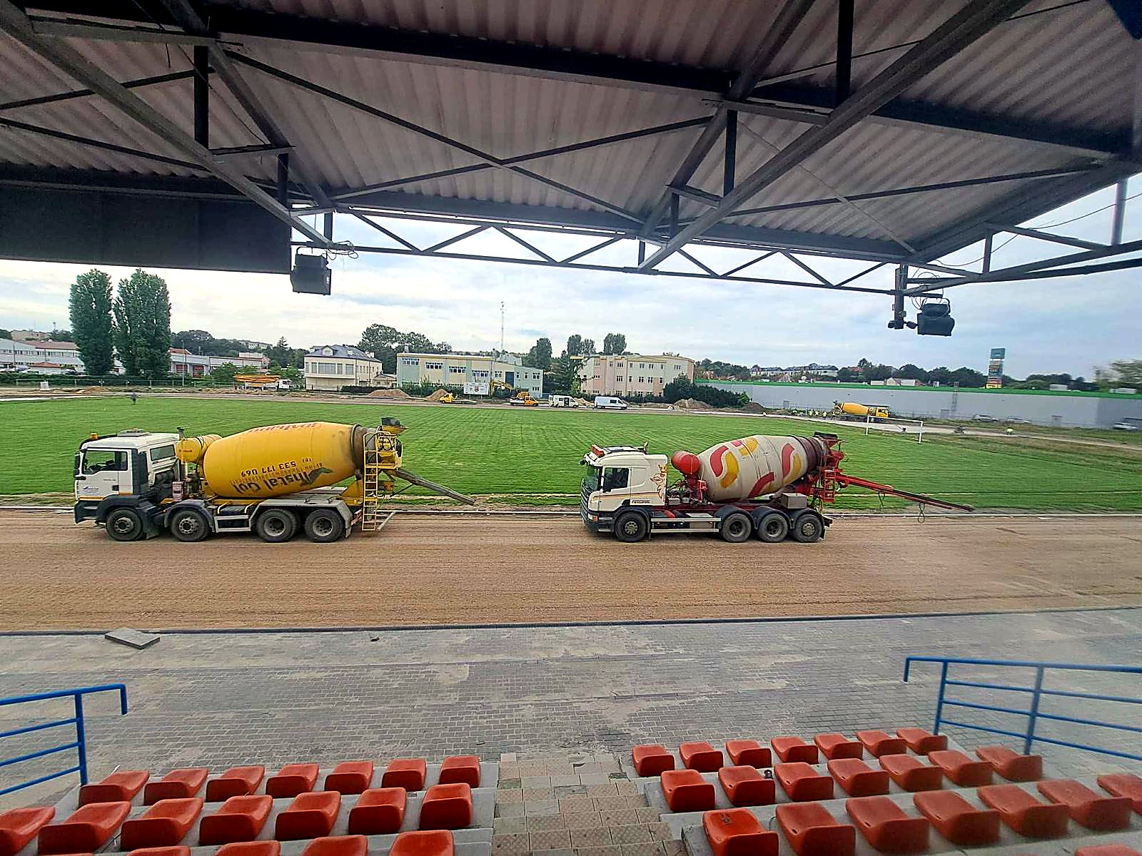 Betonomieszarki podczas dostawy betonu na płycie stadionu